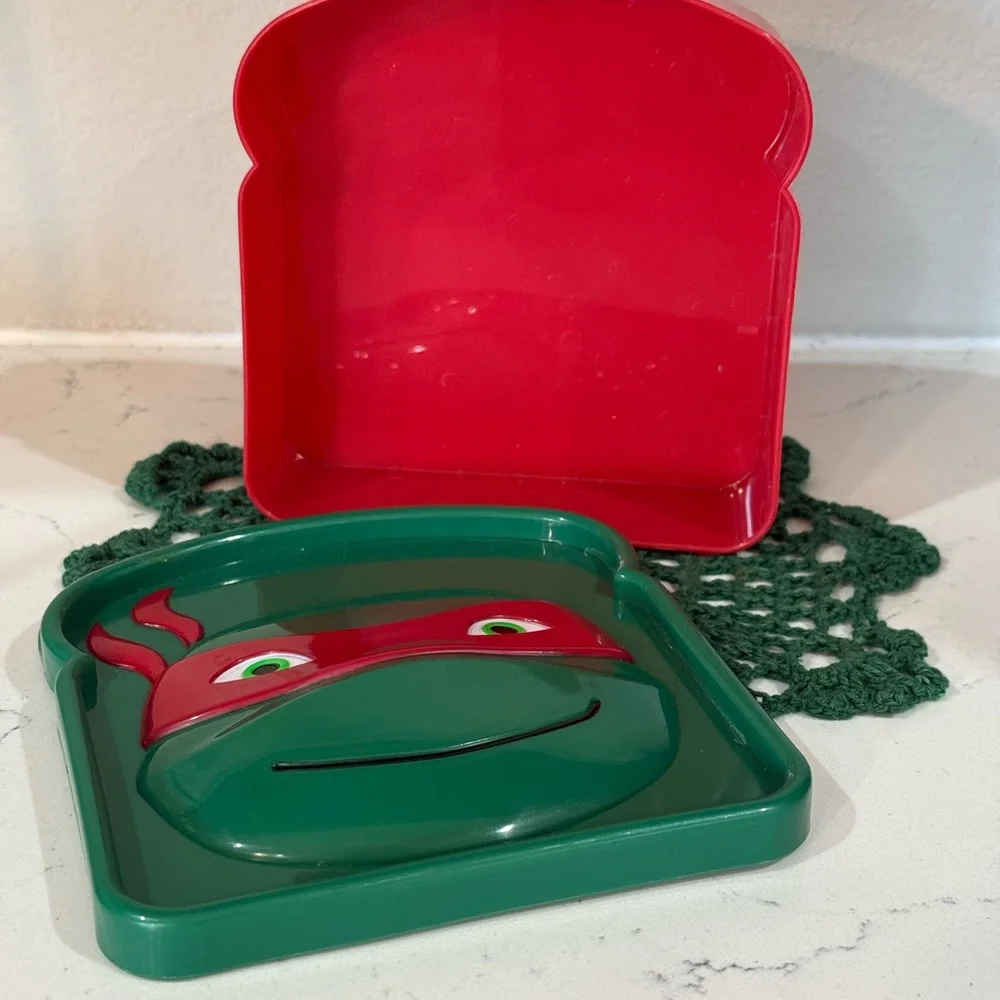 EVRI Red Plastic Sandwich Container - Picture 4 of 4